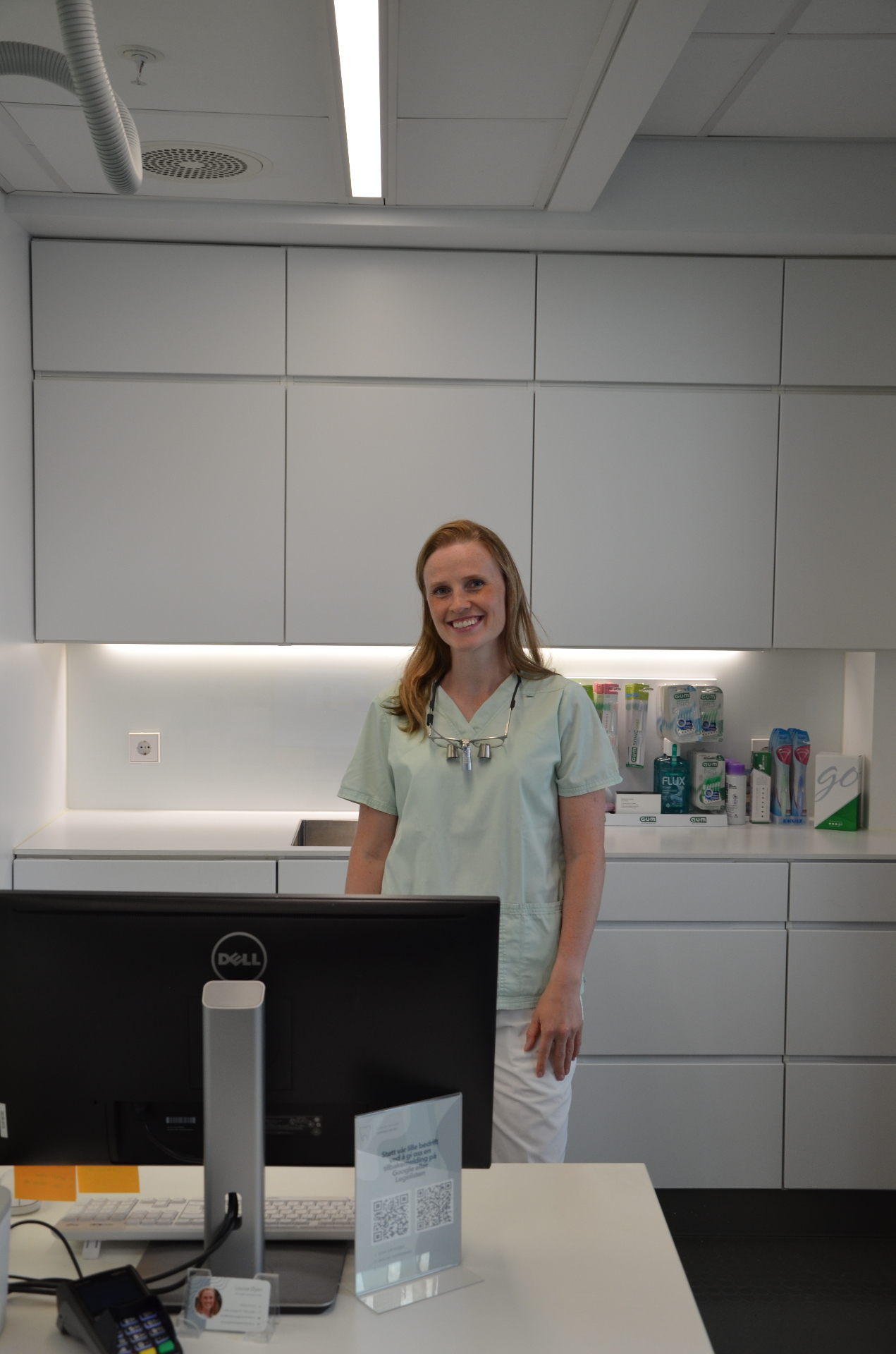 Tannlege i resepsjonen hos Lysaker Brygge Tannklinikk